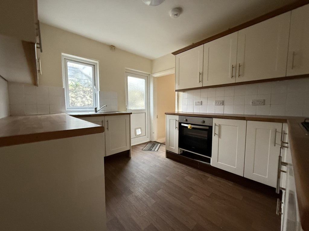 Lot: 79 - SUBSTANTIAL VICTORIAN HOME REQUIRING REFURBISHMENT - Kitchen